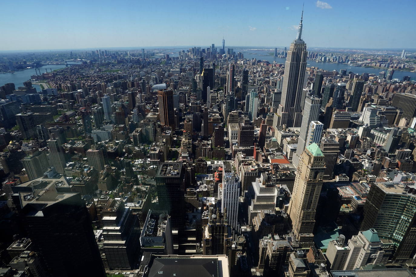 El observatorio Summit One Vanderbilt ofrece una de las vistas más impresionantes de la ciudad de Nueva York. Este lugar, que no se podrá visitar hasta el 21 de octubre porque está remodelándose, corona el edificio One Vanderbilt y se eleva a una altura de 427 metros. 