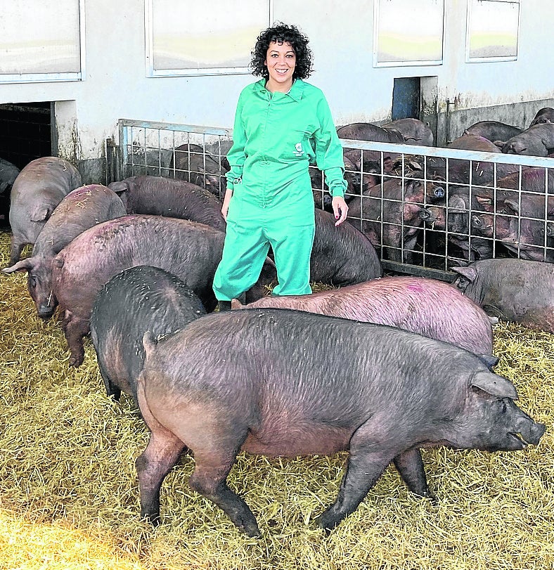 Marta Chico, en plena faena en una granja de porcino. 