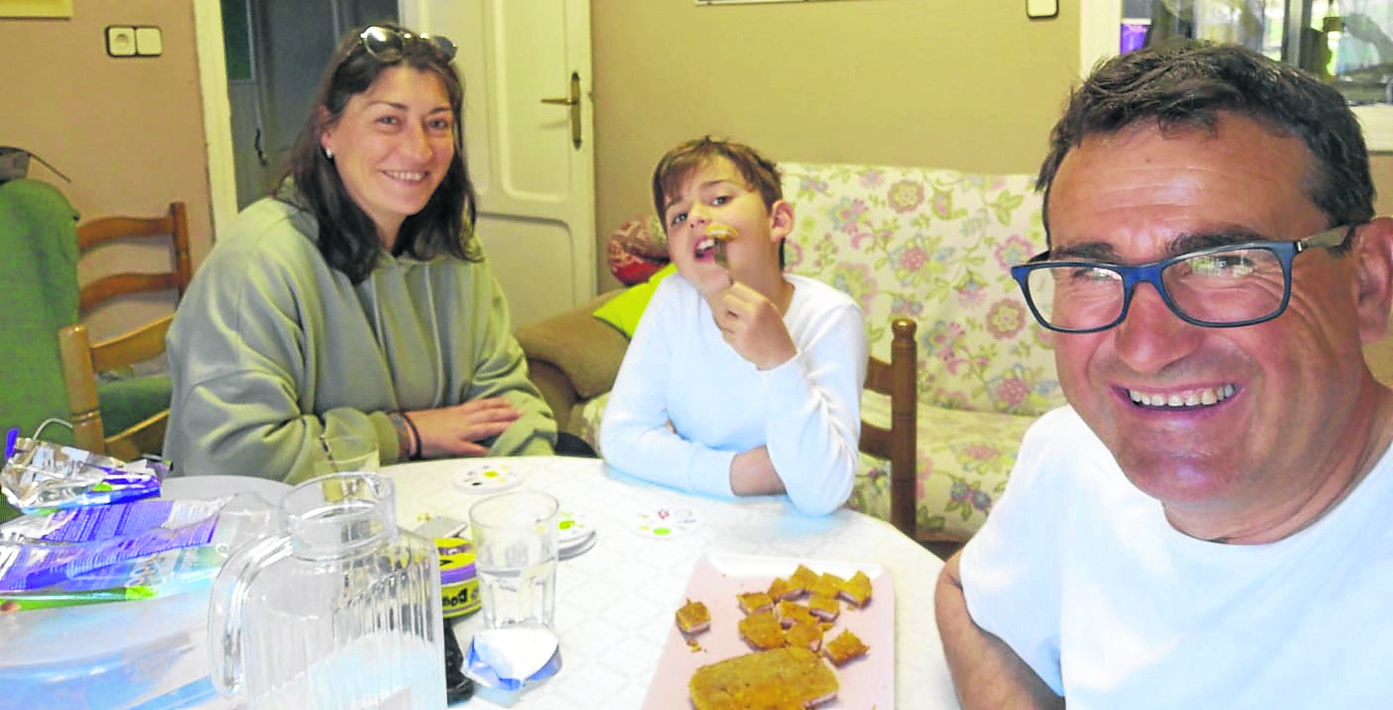 María y José Luis se fotografían con su hijo Daniel al término del desayuno. 