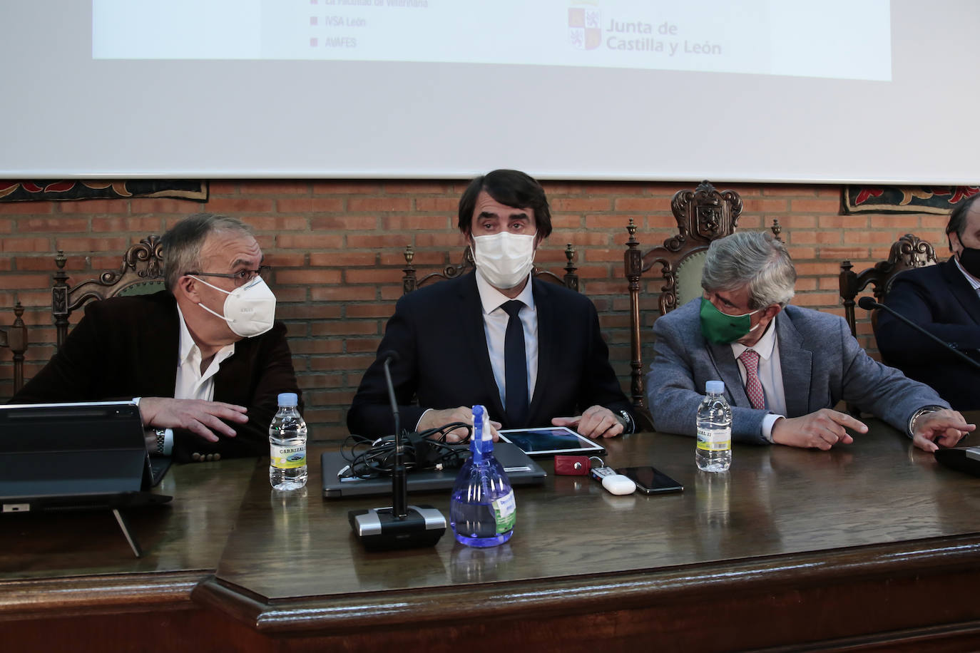 Fotos: Mesa Redonda &#039;Ganadería y el lobo&#039; en León