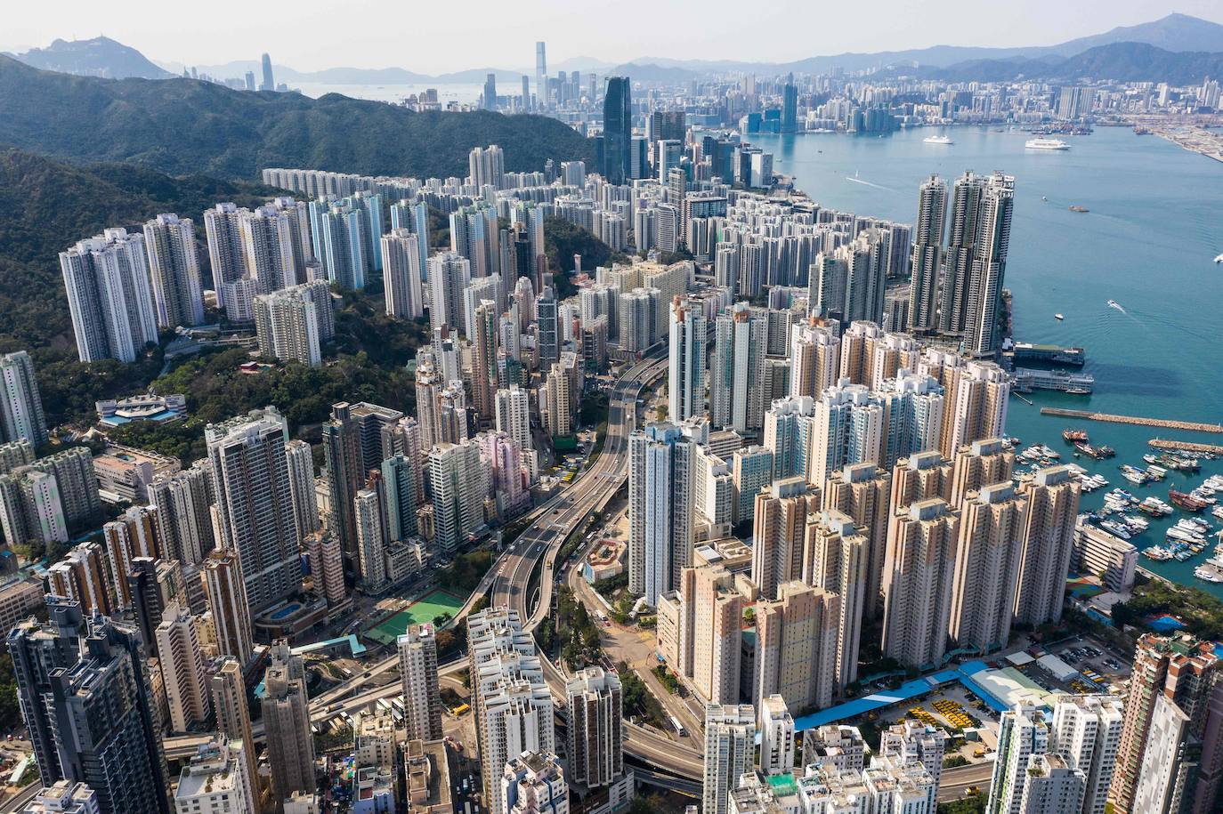3.- Hong Kong, China: 80 multimillonarios | Hong Kong es la segunda ciudad china incluida en la lista de Forbes. Ubicada en el tercer lugar del listado general, ha sumado 9 multimillonarios desde el año pasado. Li Ka-shing, empresario inversionista de 92 años, se ha convertido en la persona con el mayor poder adquisitivo de la ciudad, tras aumentar 12 mil millones su fortuna.