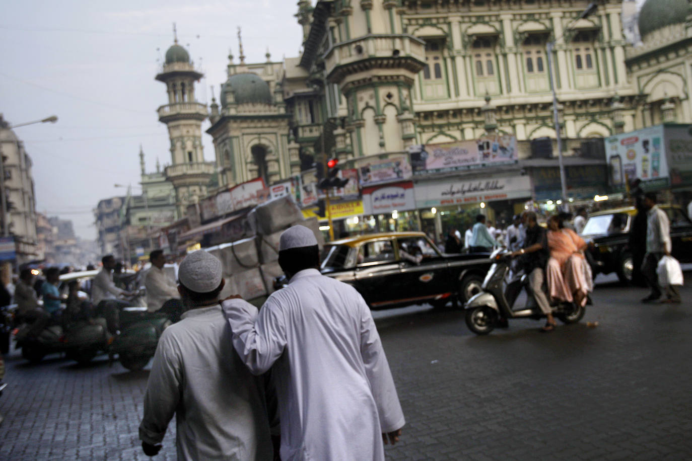 8.- Bombay, India: 48 multimillonarios | La ciudad india suma un total de 10 multimillonarios desde 2020. Con un patrimonio total de 265 billones, Bombay tiene como residente con mayor poder económico a Mukesh Ambani, que es también la décima persona más rica del mundo, con una fortuna de 84.5 mil millones de dólares.
