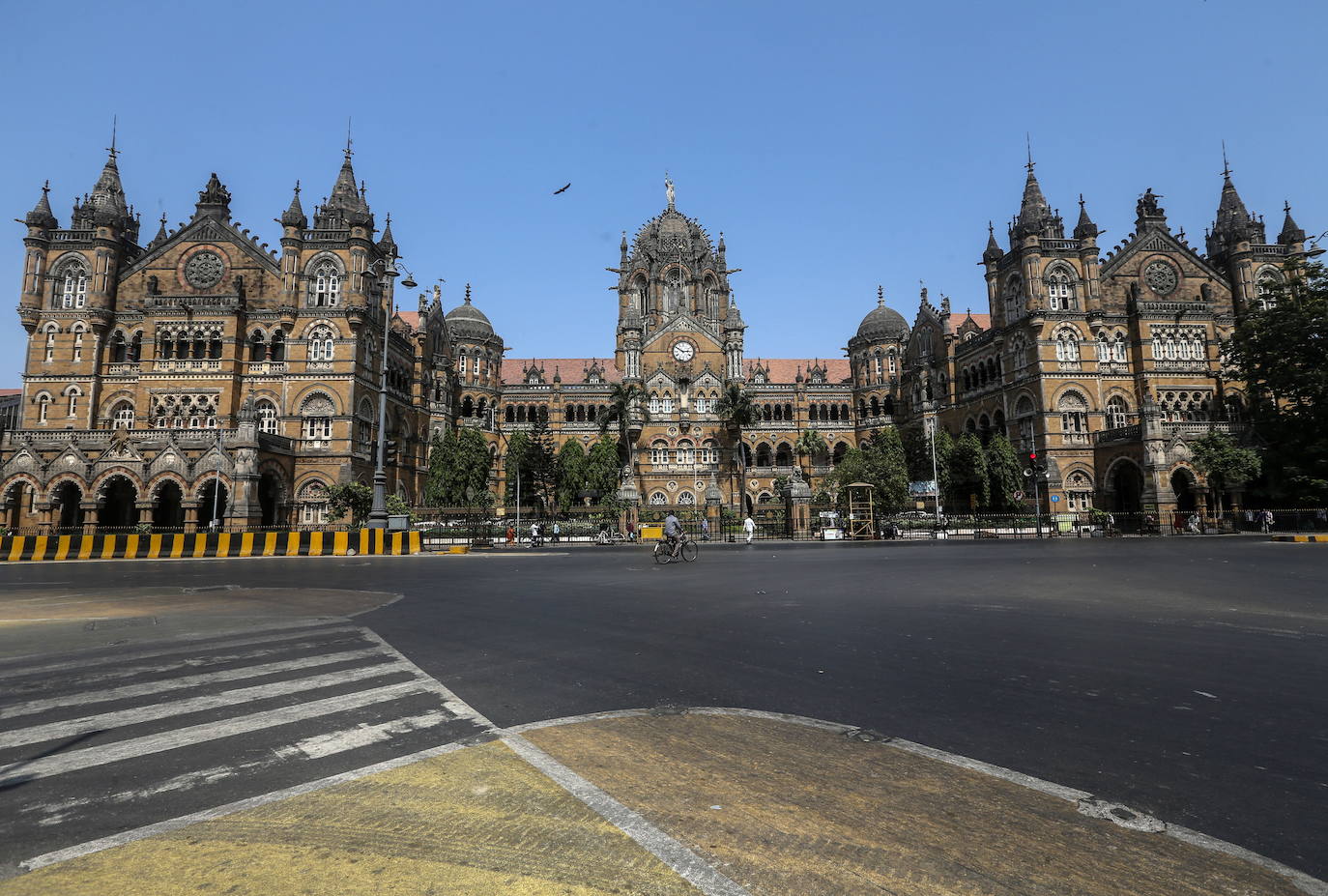 8.- Bombay, India: 48 multimillonarios | La ciudad india suma un total de 10 multimillonarios desde 2020. Con un patrimonio total de 265 billones, Bombay tiene como residente con mayor poder económico a Mukesh Ambani, que es también la décima persona más rica del mundo, con una fortuna de 84.5 mil millones de dólares.
