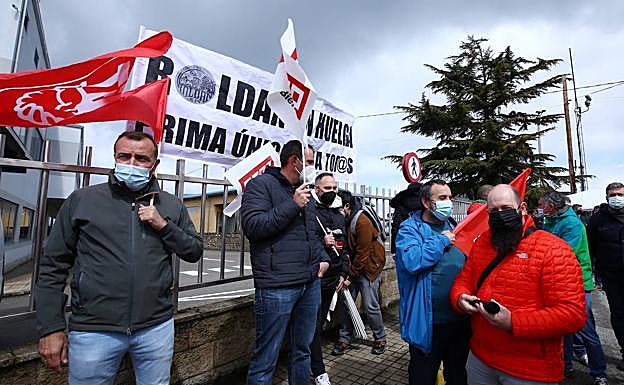 Galería. Los trabajadores de Roldán van a la huelga en demanda de una única prima de producción. 