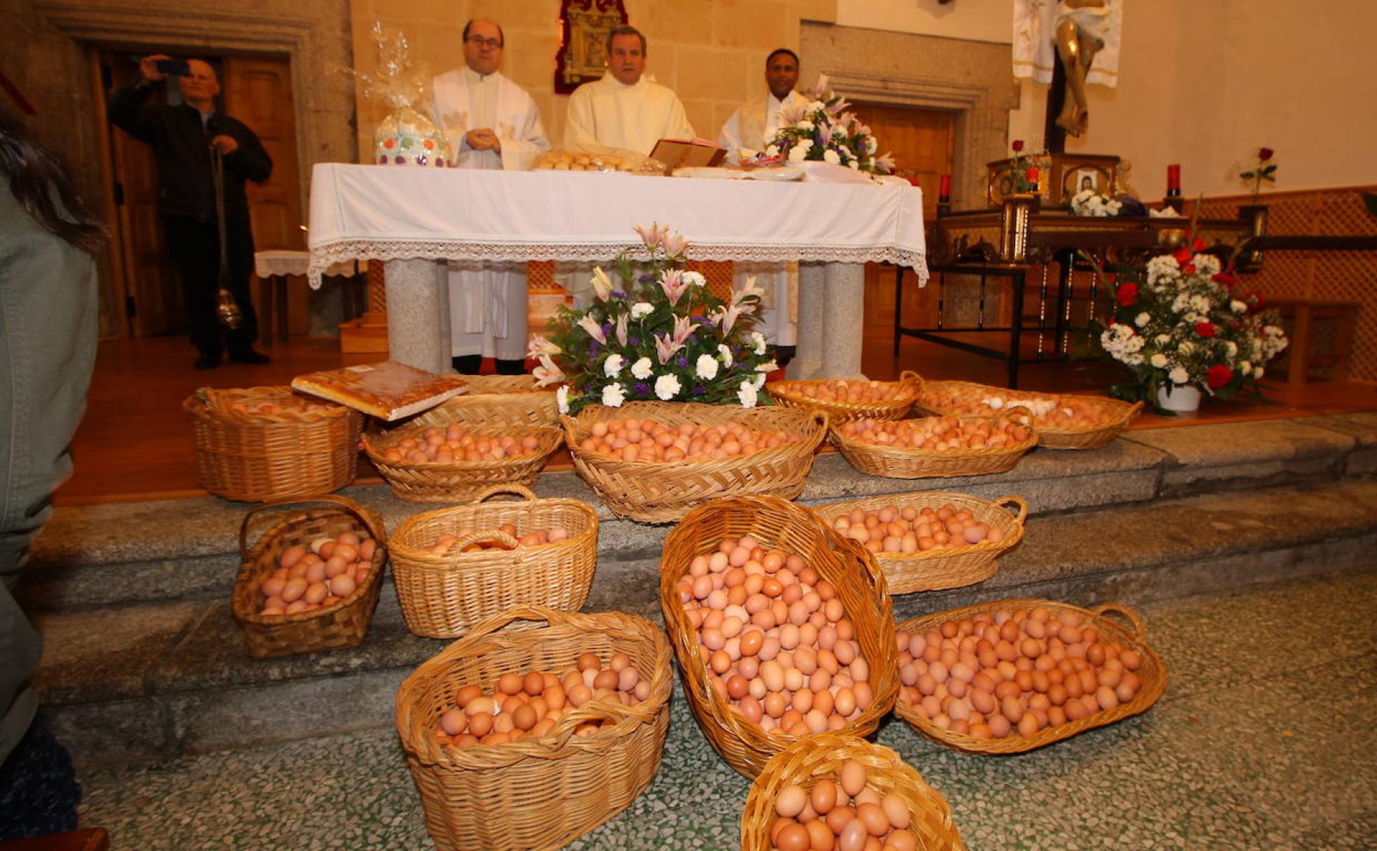 Todas las docenas de huevos son colocados junto al altar para su bendición el Lunes de Pascua.