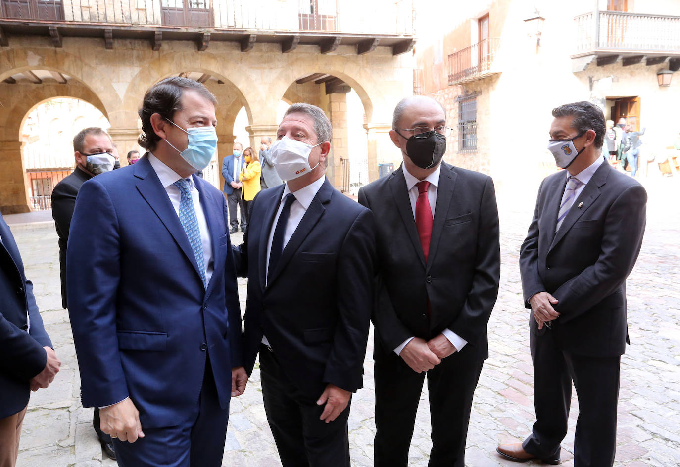 El presidente de la Junta de Castilla y León, Alfonso Fernández Mañueco, el presidente del Gobierno de Aragón, Javier Lambán, y el presidente de la Junta de Comunidades de Castilla-La Mancha, Emiliano García-Page, se hacen un selfie abres de reunirse en Albarracín (Teruel).