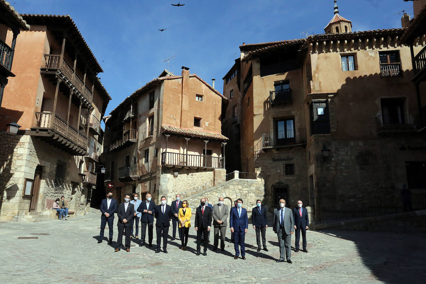 El presidente de la Junta de Castilla y León, Alfonso Fernández Mañueco, el presidente del Gobierno de Aragón, Javier Lambán, y el presidente de la Junta de Comunidades de Castilla-La Mancha, Emiliano García-Page, se hacen un selfie abres de reunirse en Albarracín (Teruel).