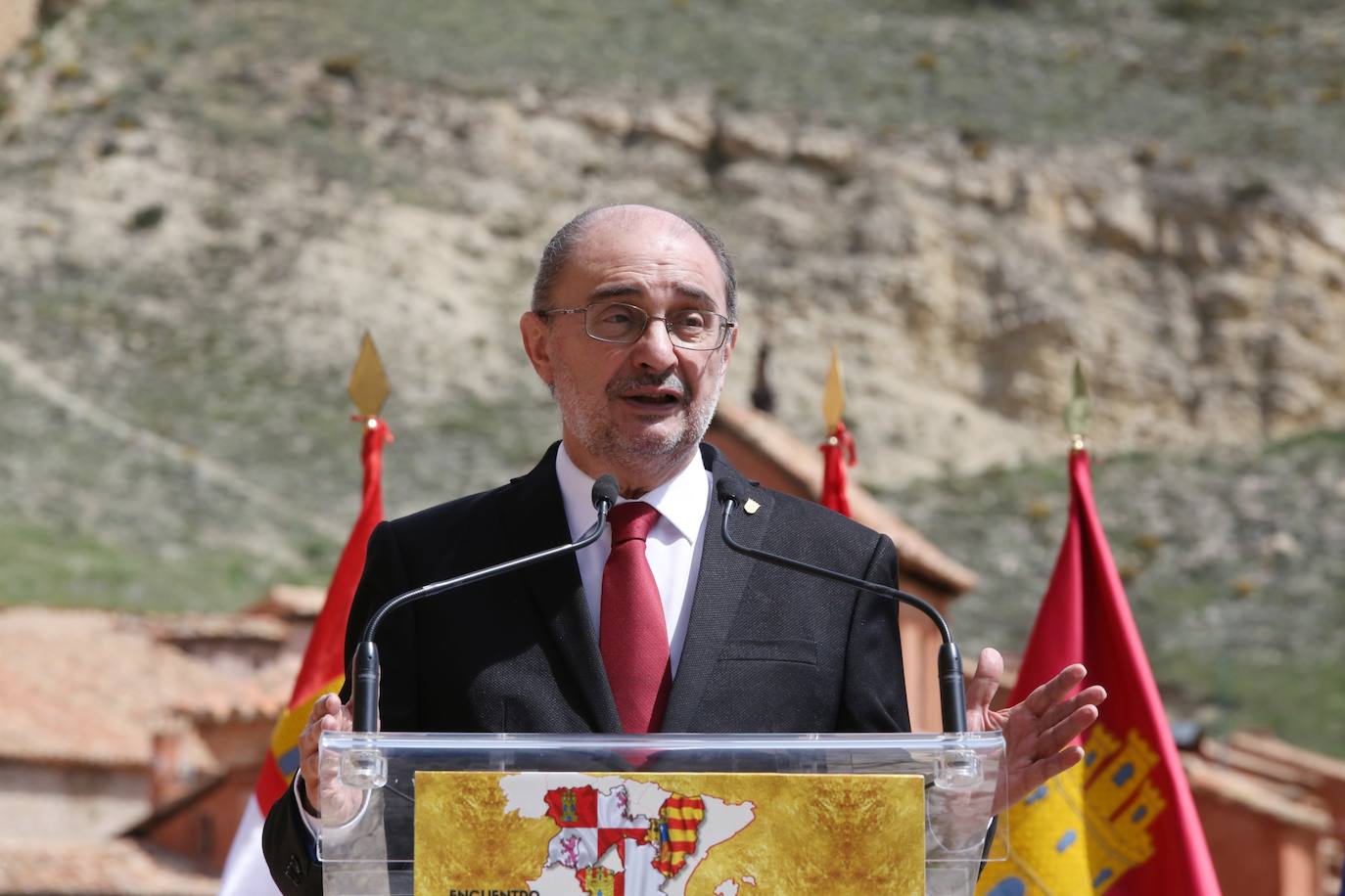 El presidente de la Junta de Castilla y León, Alfonso Fernández Mañueco, el presidente del Gobierno de Aragón, Javier Lambán, y el presidente de la Junta de Comunidades de Castilla-La Mancha, Emiliano García-Page, se hacen un selfie abres de reunirse en Albarracín (Teruel).