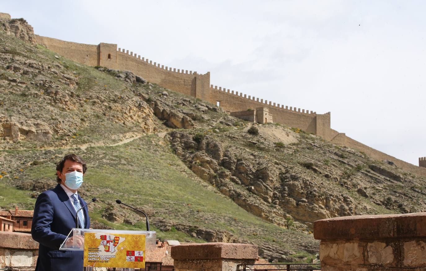 El presidente de la Junta de Castilla y León, Alfonso Fernández Mañueco, el presidente del Gobierno de Aragón, Javier Lambán, y el presidente de la Junta de Comunidades de Castilla-La Mancha, Emiliano García-Page, se hacen un selfie abres de reunirse en Albarracín (Teruel).