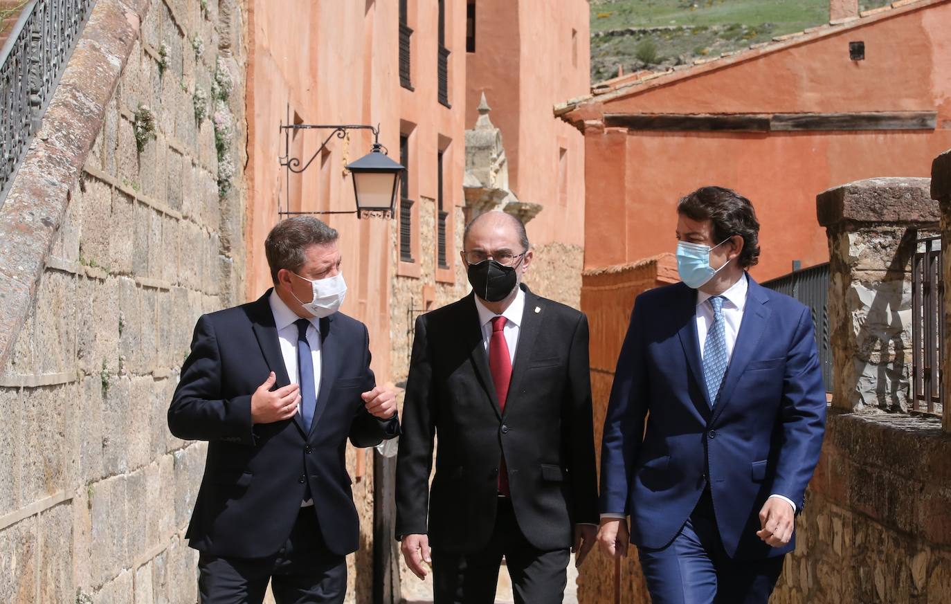 El presidente de la Junta de Castilla y León, Alfonso Fernández Mañueco, el presidente del Gobierno de Aragón, Javier Lambán, y el presidente de la Junta de Comunidades de Castilla-La Mancha, Emiliano García-Page, se hacen un selfie abres de reunirse en Albarracín (Teruel).