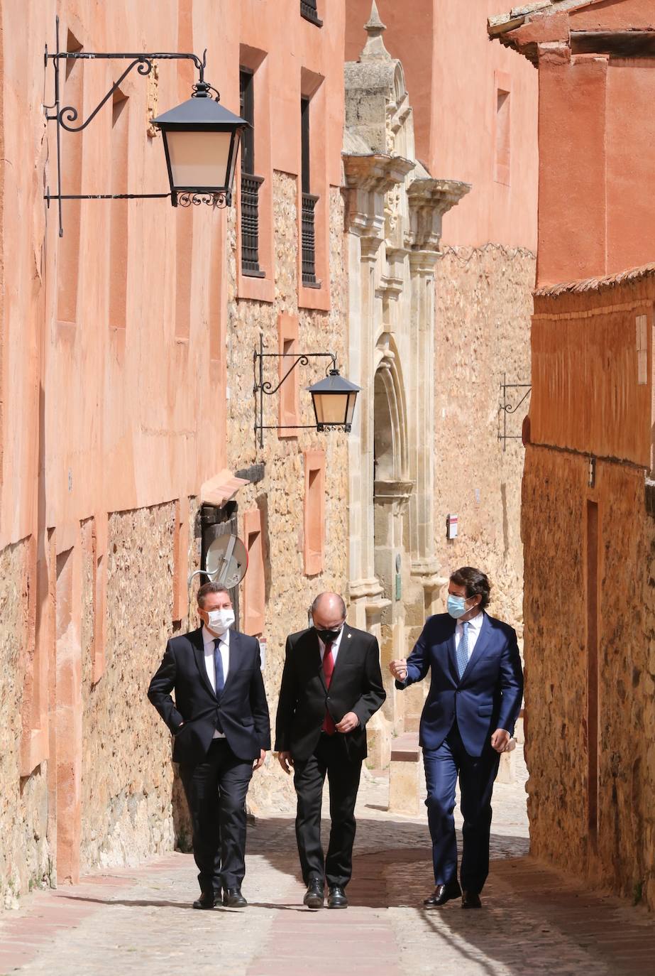 El presidente de la Junta de Castilla y León, Alfonso Fernández Mañueco, el presidente del Gobierno de Aragón, Javier Lambán, y el presidente de la Junta de Comunidades de Castilla-La Mancha, Emiliano García-Page, se hacen un selfie abres de reunirse en Albarracín (Teruel).