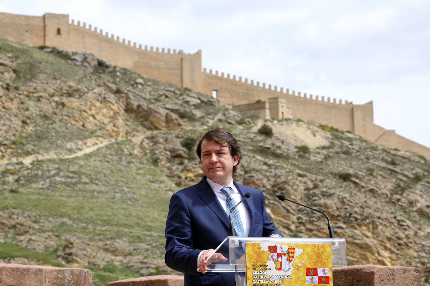 El presidente de la Junta de Castilla y León, Alfonso Fernández Mañueco, el presidente del Gobierno de Aragón, Javier Lambán, y el presidente de la Junta de Comunidades de Castilla-La Mancha, Emiliano García-Page, se hacen un selfie abres de reunirse en Albarracín (Teruel).