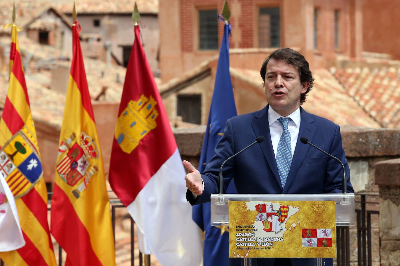 El presidente de la Junta de Castilla y León, Alfonso Fernández Mañueco, el presidente del Gobierno de Aragón, Javier Lambán, y el presidente de la Junta de Comunidades de Castilla-La Mancha, Emiliano García-Page, se hacen un selfie abres de reunirse en Albarracín (Teruel).