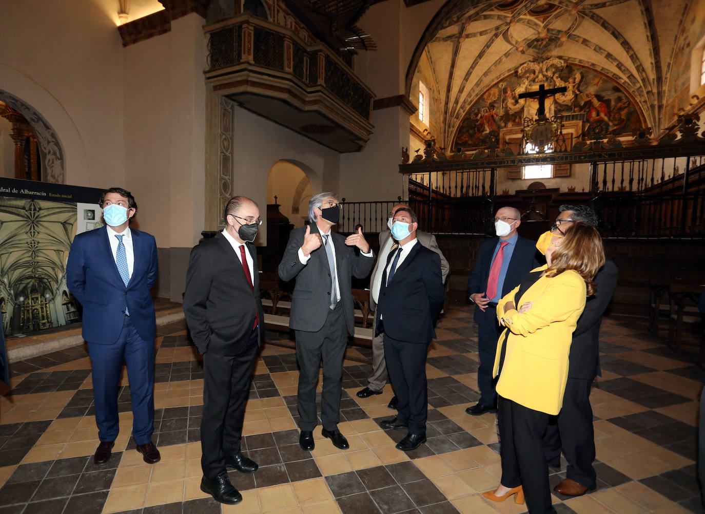 El presidente de la Junta de Castilla y León, Alfonso Fernández Mañueco, el presidente del Gobierno de Aragón, Javier Lambán, y el presidente de la Junta de Comunidades de Castilla-La Mancha, Emiliano García-Page, se hacen un selfie abres de reunirse en Albarracín (Teruel).