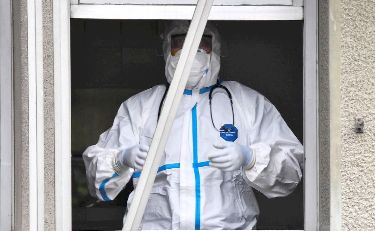 Imagen de un médico con un EPI de protección durante su jornada laboral en zona de pacientes covid. 