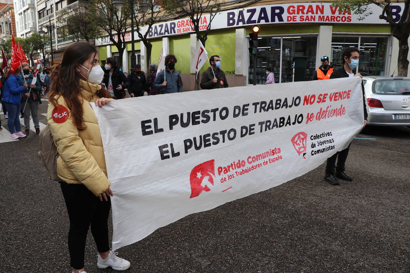 La manifestación recorre las calles ante las dudas en el futuro de Laboratorios Ovejero.