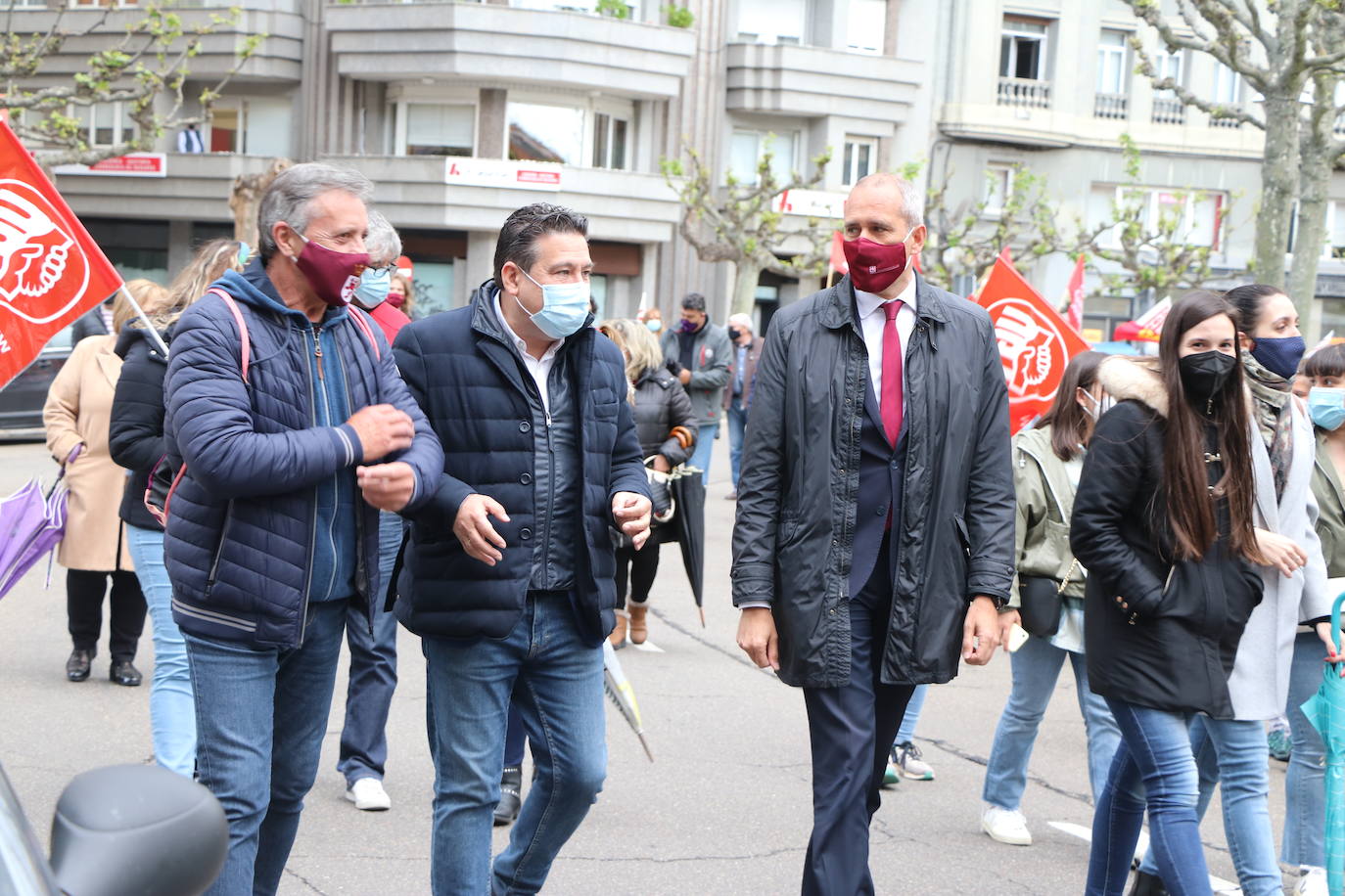 La manifestación recorre las calles ante las dudas en el futuro de Laboratorios Ovejero.