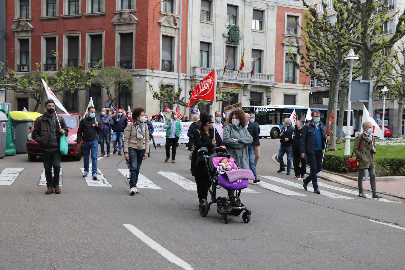La manifestación recorre las calles ante las dudas en el futuro de Laboratorios Ovejero.