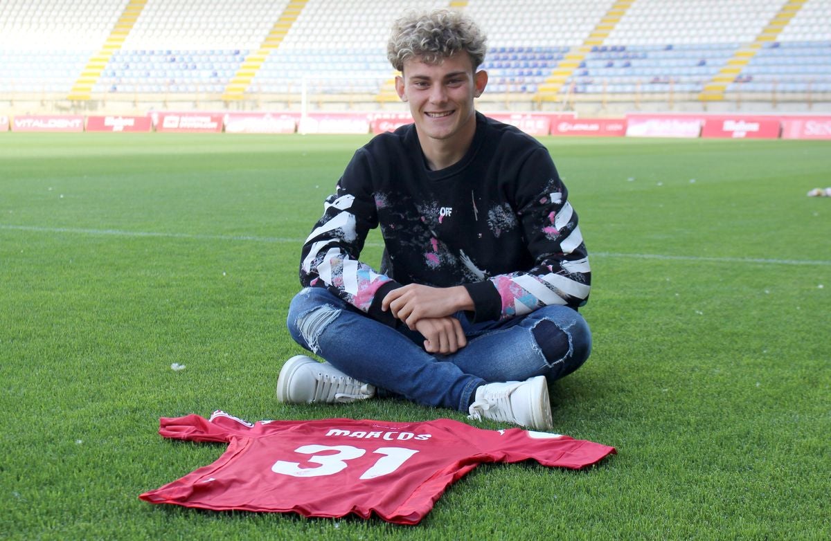 El joven jugador leonés posa con la camiseta con la que se estrenó con la Cultural ante el Celta B.