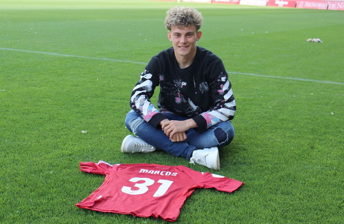 El joven jugador leonés posa con la camiseta con la que se estrenó con la Cultural ante el Celta B.