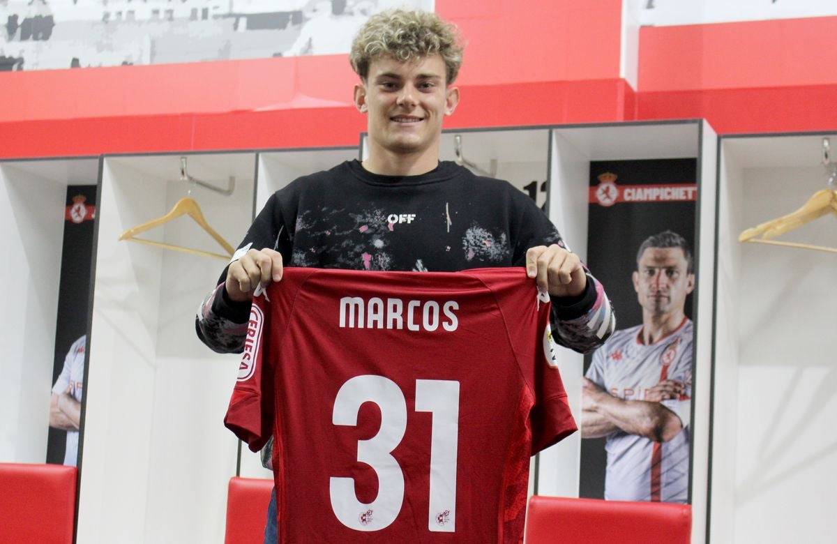 El joven jugador leonés posa con la camiseta con la que se estrenó con la Cultural ante el Celta B.