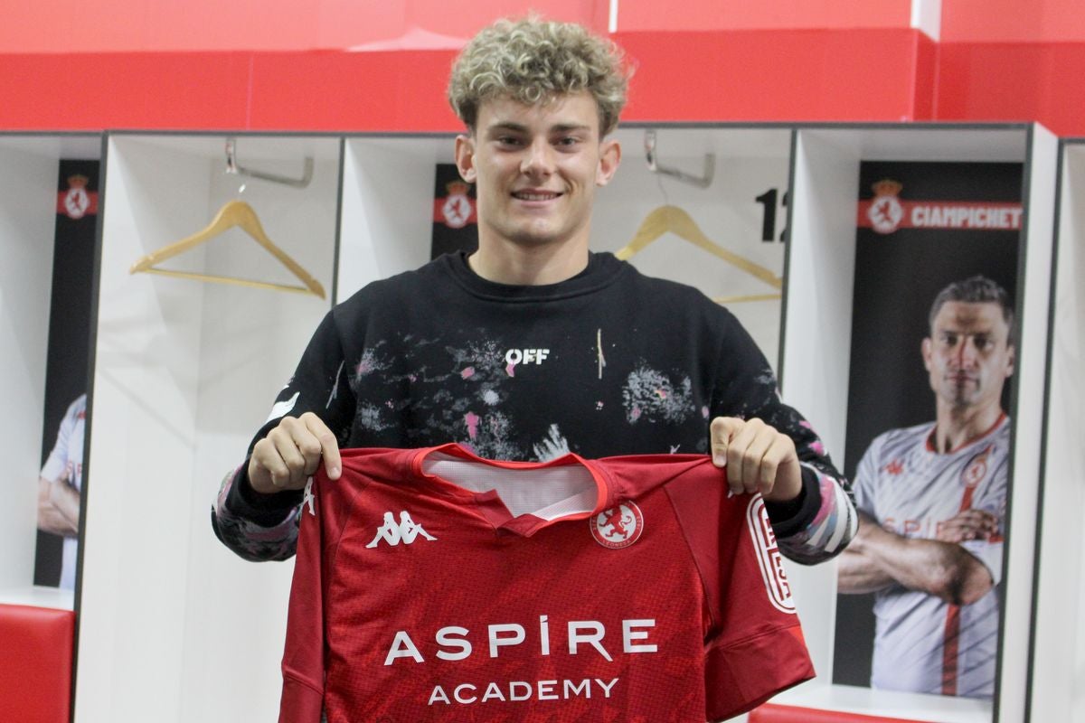 El joven jugador leonés posa con la camiseta con la que se estrenó con la Cultural ante el Celta B.