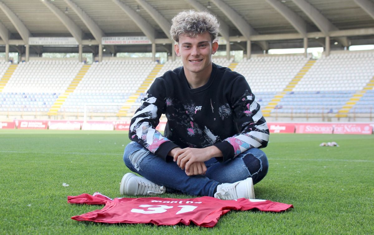 El joven jugador leonés posa con la camiseta con la que se estrenó con la Cultural ante el Celta B.