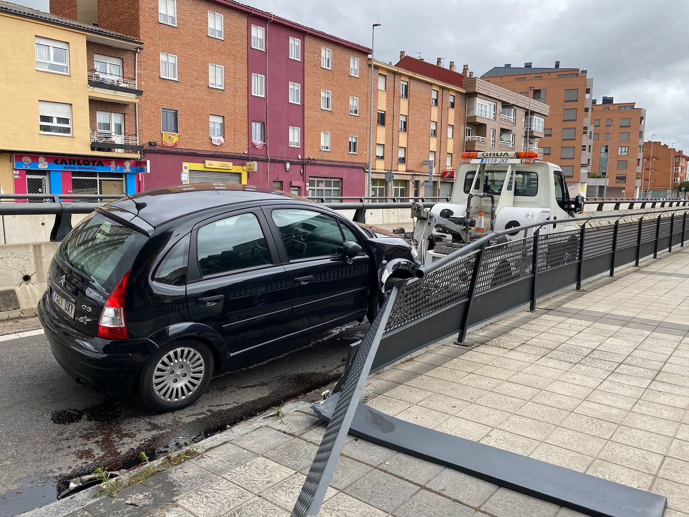 Fotos: Accidente en la rotonda de Michaisa en León