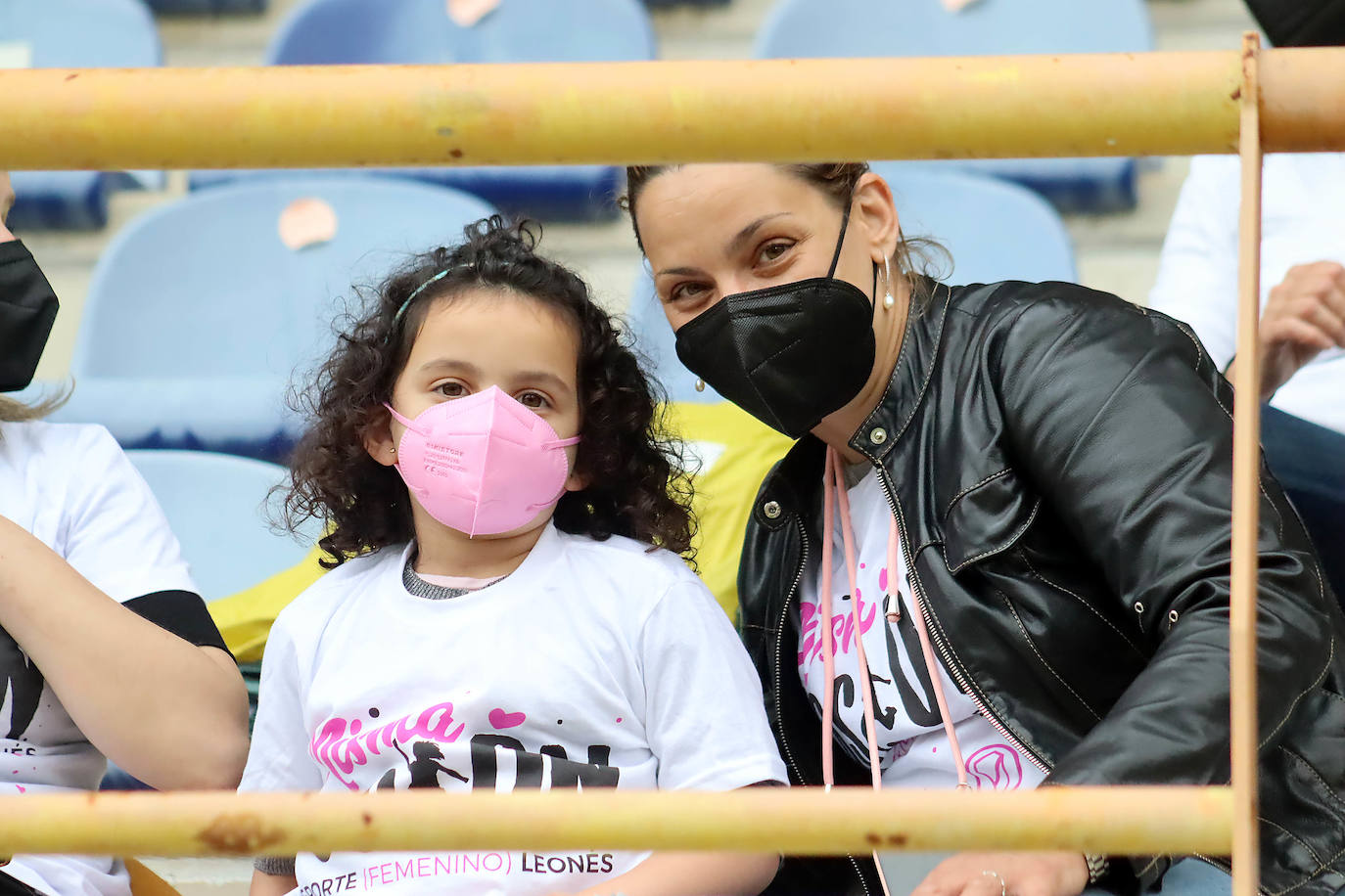 El Reino de León recibió a centenares de aficionados que no quisieron faltar en el gran día del fútbol femenino leonés