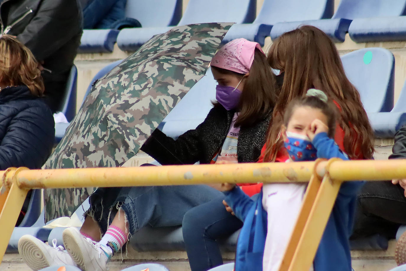 El Reino de León recibió a centenares de aficionados que no quisieron faltar en el gran día del fútbol femenino leonés