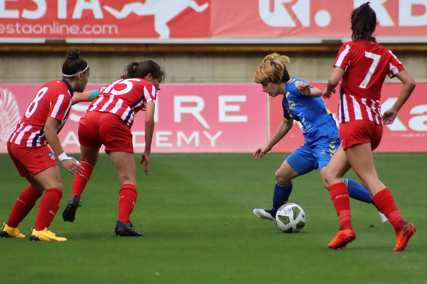 El conjunto leonés supera 4-1 al Atlético C en el día en el que el fútbol femenino desembarcó en el Reino de León