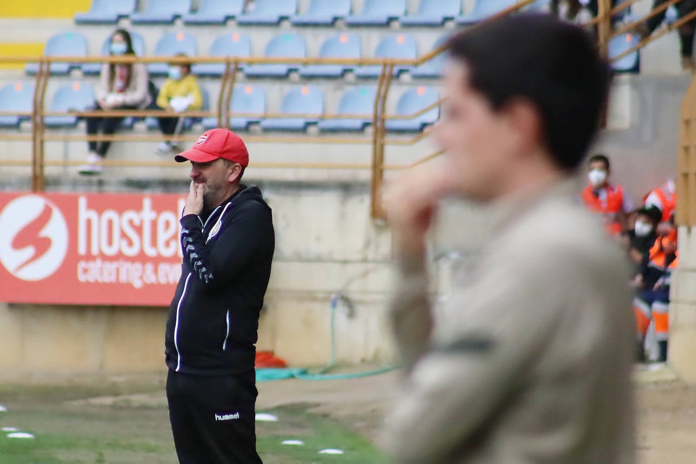 El conjunto leonés supera 4-1 al Atlético C en el día en el que el fútbol femenino desembarcó en el Reino de León