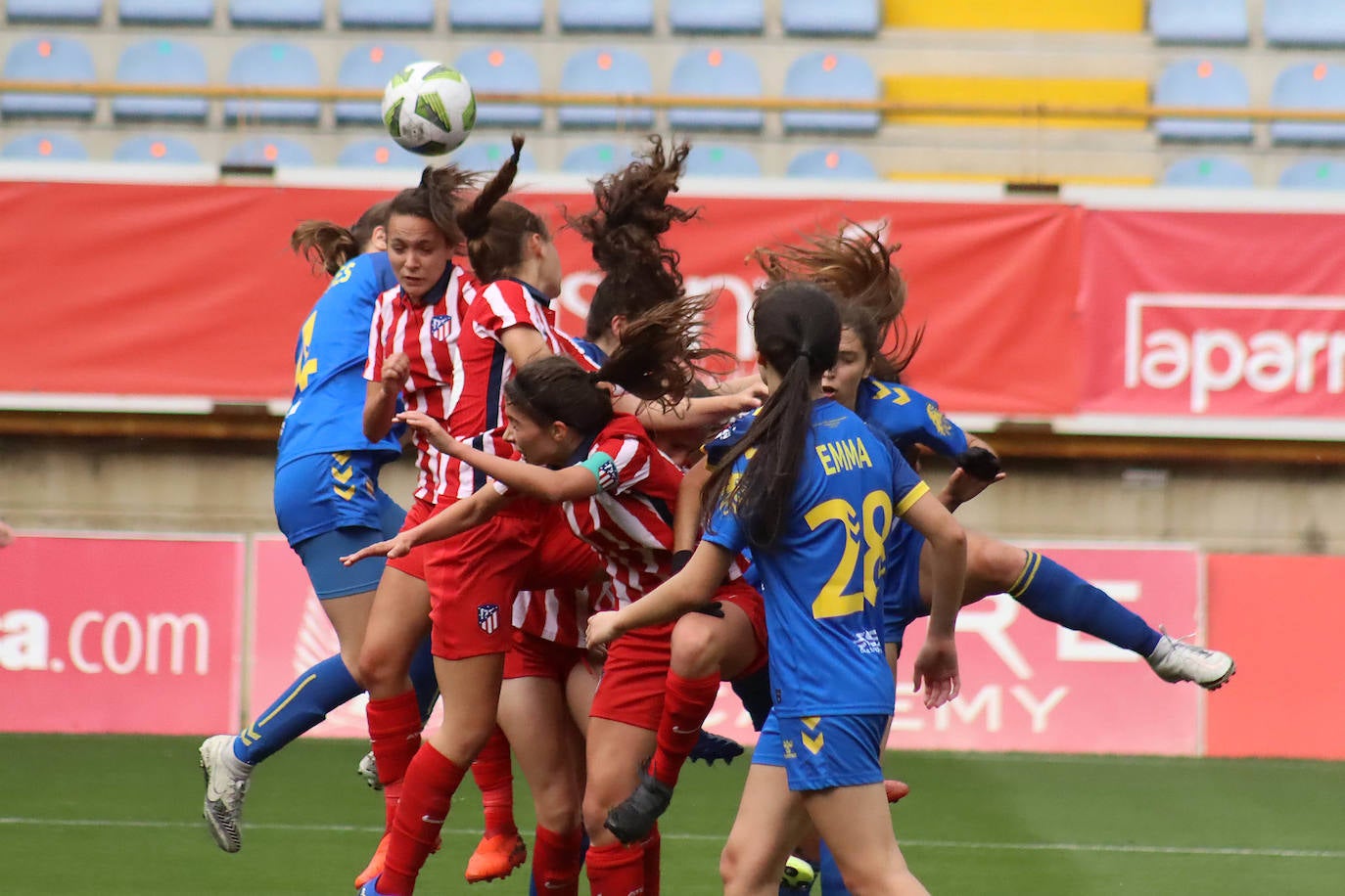 El conjunto leonés supera 4-1 al Atlético C en el día en el que el fútbol femenino desembarcó en el Reino de León