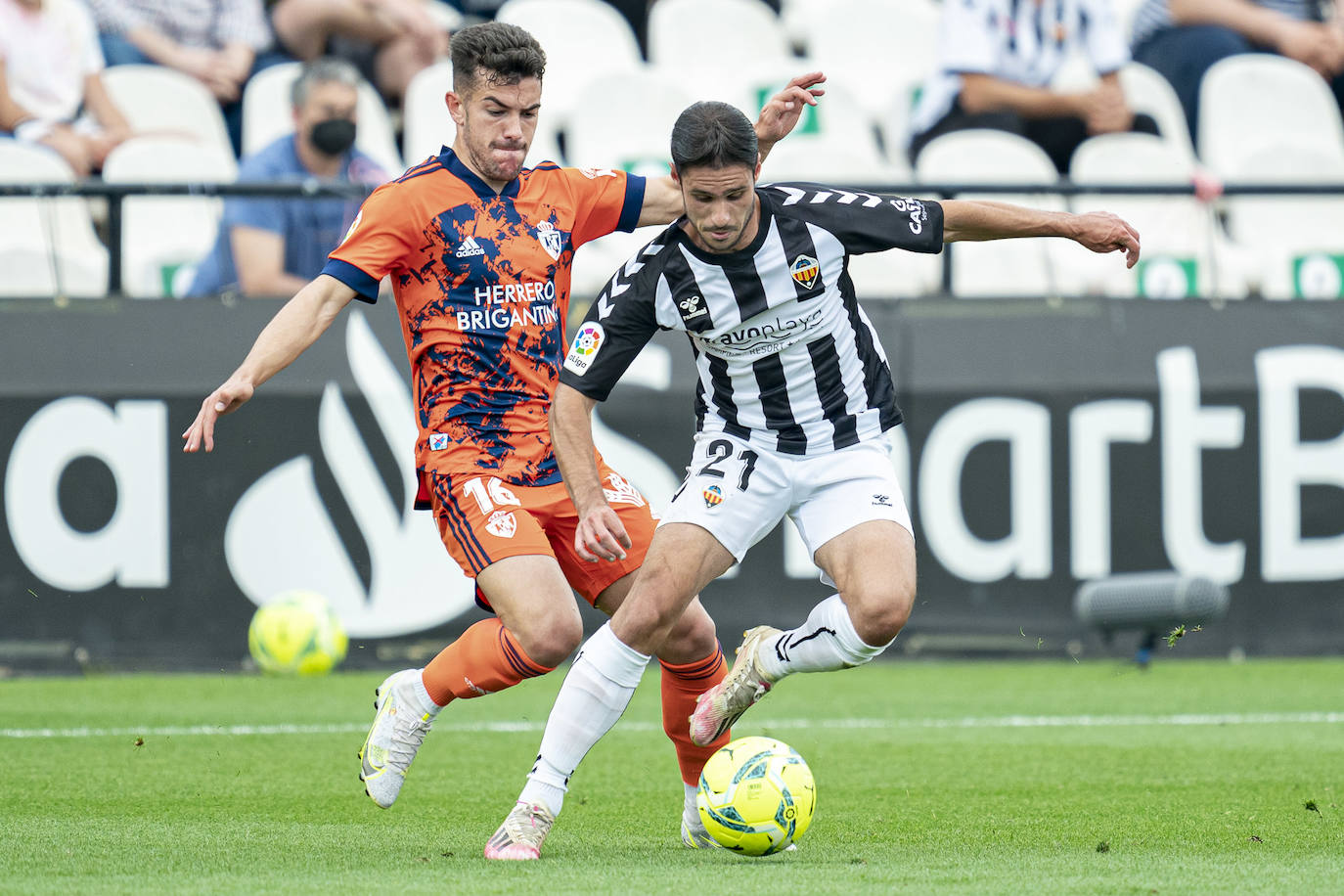 El conjunto berciano vivió el primer partido con público en el fútbol profesional desde hace más de un año en su visita al CD Castellón