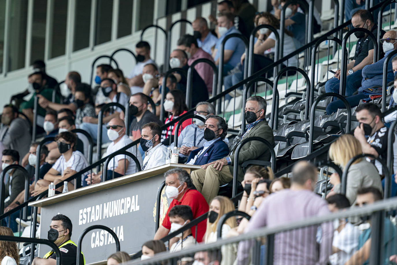 El conjunto berciano vivió el primer partido con público en el fútbol profesional desde hace más de un año en su visita al CD Castellón