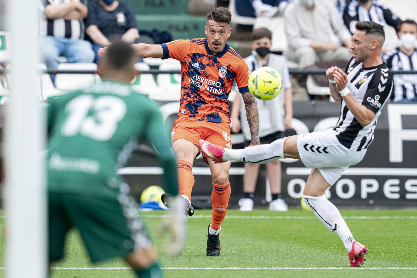 El conjunto berciano vivió el primer partido con público en el fútbol profesional desde hace más de un año en su visita al CD Castellón