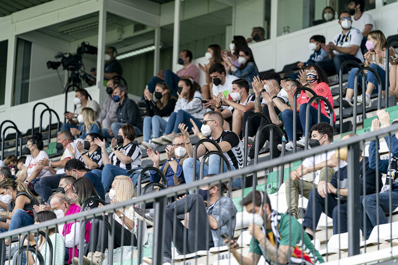 El conjunto berciano vivió el primer partido con público en el fútbol profesional desde hace más de un año en su visita al CD Castellón