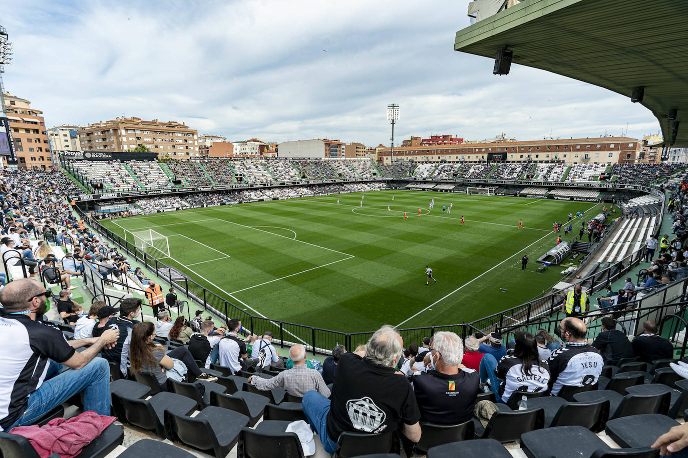 El conjunto berciano vivió el primer partido con público en el fútbol profesional desde hace más de un año en su visita al CD Castellón