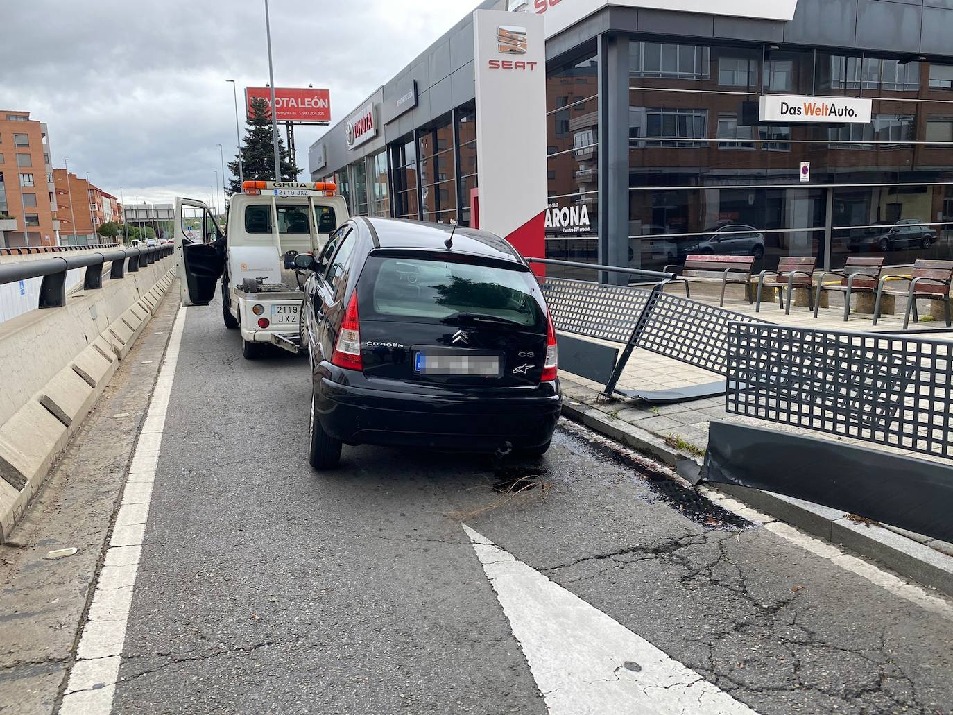 Fotos: Accidente en la rotonda de Michaisa en León