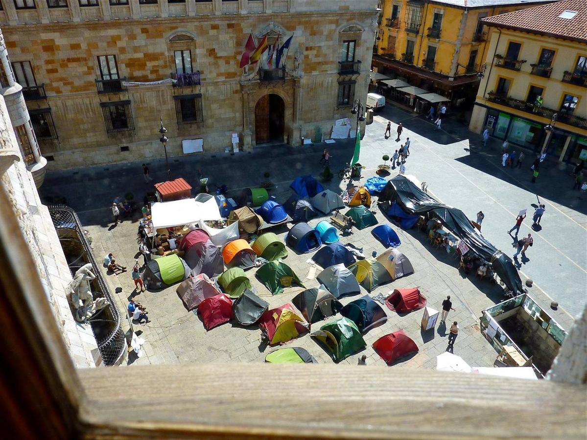 Parece que ha sido un abrir y cerrar de ojos, pero en realidad ha pasado una década. León mira a aquel lejano 15M, con su movimiento desde las bases de la sociedad, con su acampaña y con sus manifestaciones. Pero hoy, ¿qué queda de todo aquello?