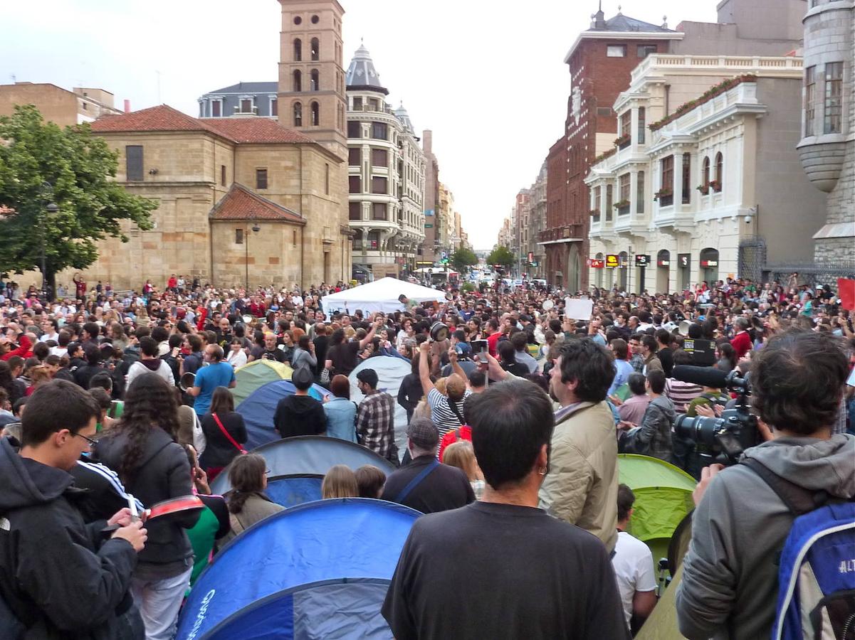 Parece que ha sido un abrir y cerrar de ojos, pero en realidad ha pasado una década. León mira a aquel lejano 15M, con su movimiento desde las bases de la sociedad, con su acampaña y con sus manifestaciones. Pero hoy, ¿qué queda de todo aquello?