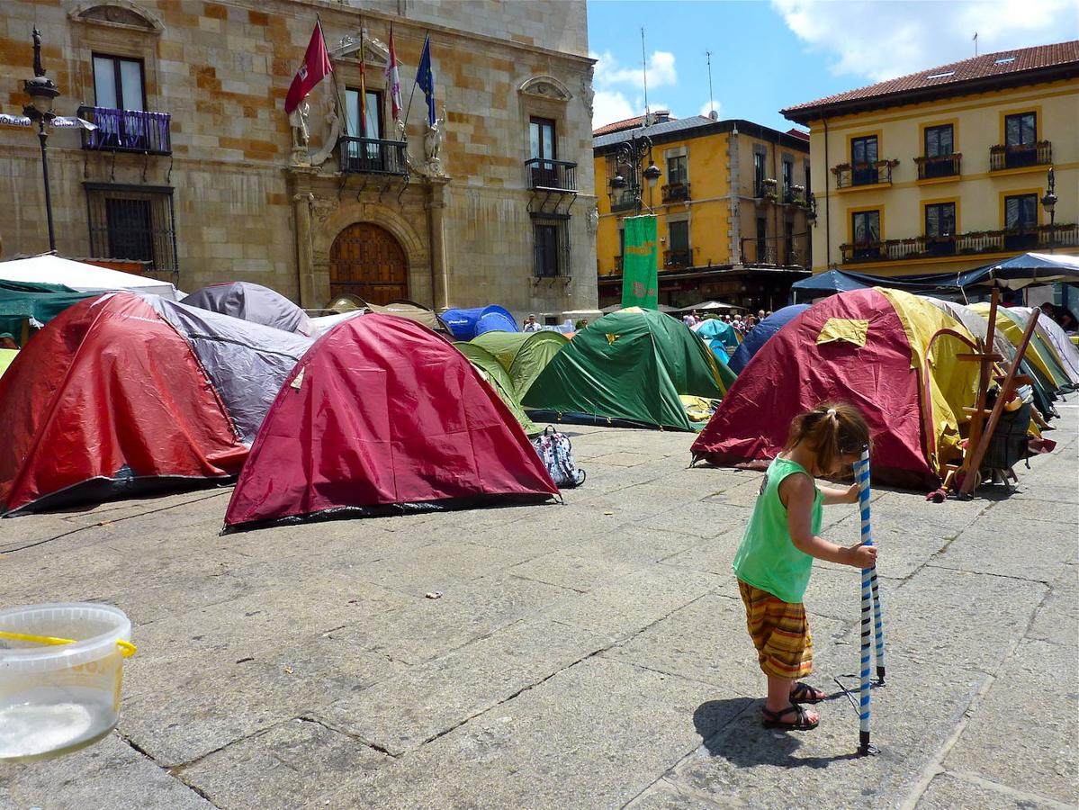 Parece que ha sido un abrir y cerrar de ojos, pero en realidad ha pasado una década. León mira a aquel lejano 15M, con su movimiento desde las bases de la sociedad, con su acampaña y con sus manifestaciones. Pero hoy, ¿qué queda de todo aquello?