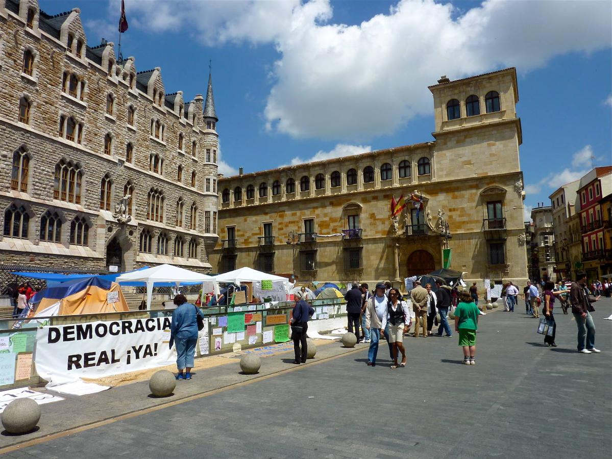 Parece que ha sido un abrir y cerrar de ojos, pero en realidad ha pasado una década. León mira a aquel lejano 15M, con su movimiento desde las bases de la sociedad, con su acampaña y con sus manifestaciones. Pero hoy, ¿qué queda de todo aquello?