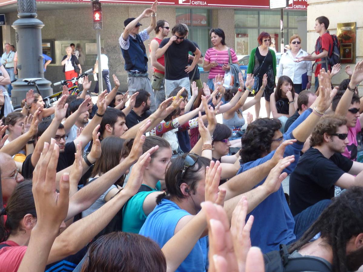 Parece que ha sido un abrir y cerrar de ojos, pero en realidad ha pasado una década. León mira a aquel lejano 15M, con su movimiento desde las bases de la sociedad, con su acampaña y con sus manifestaciones. Pero hoy, ¿qué queda de todo aquello?