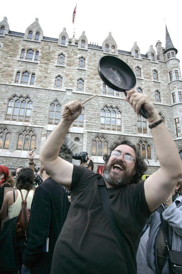 Parece que ha sido un abrir y cerrar de ojos, pero en realidad ha pasado una década. León mira a aquel lejano 15M, con su movimiento desde las bases de la sociedad, con su acampaña y con sus manifestaciones. Pero hoy, ¿qué queda de todo aquello? 