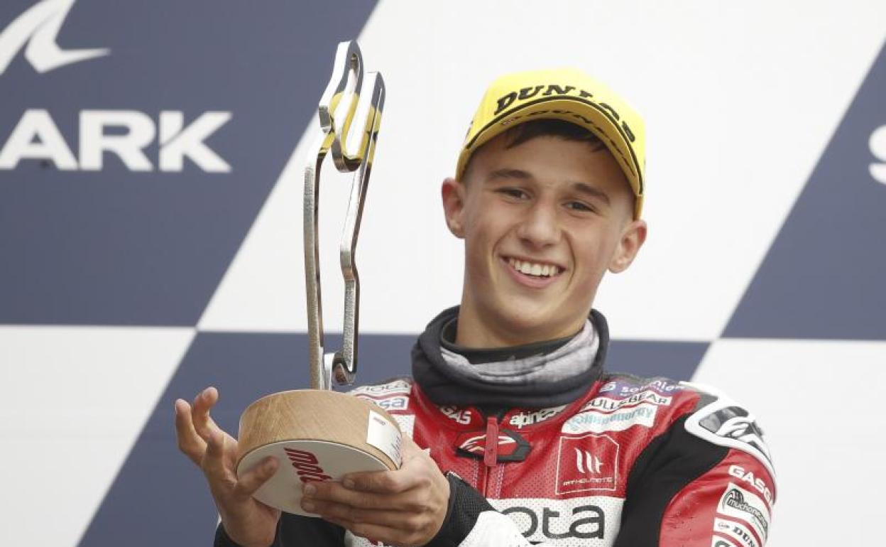 Sergio García posa con el trofeo en Le Mans. 