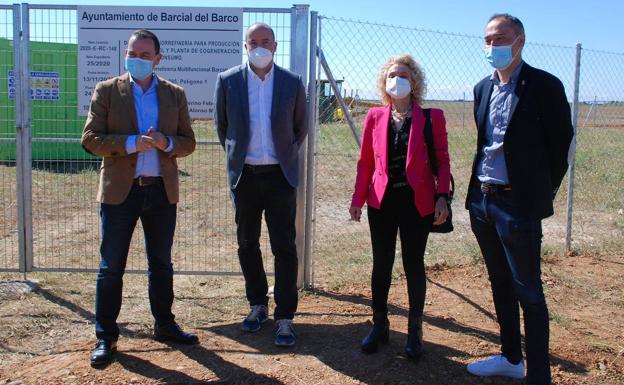 Las autoridades posan frente a las vallas de los terrenos.