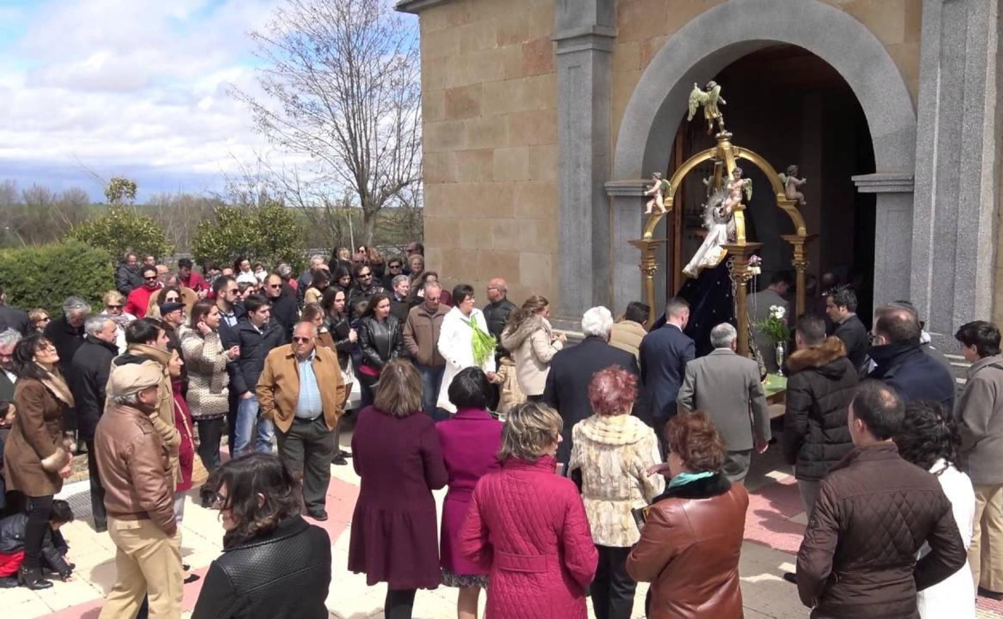 Entrada de Nuestra Señora del Olmo, patrona de Villaescusa, en su ermita.