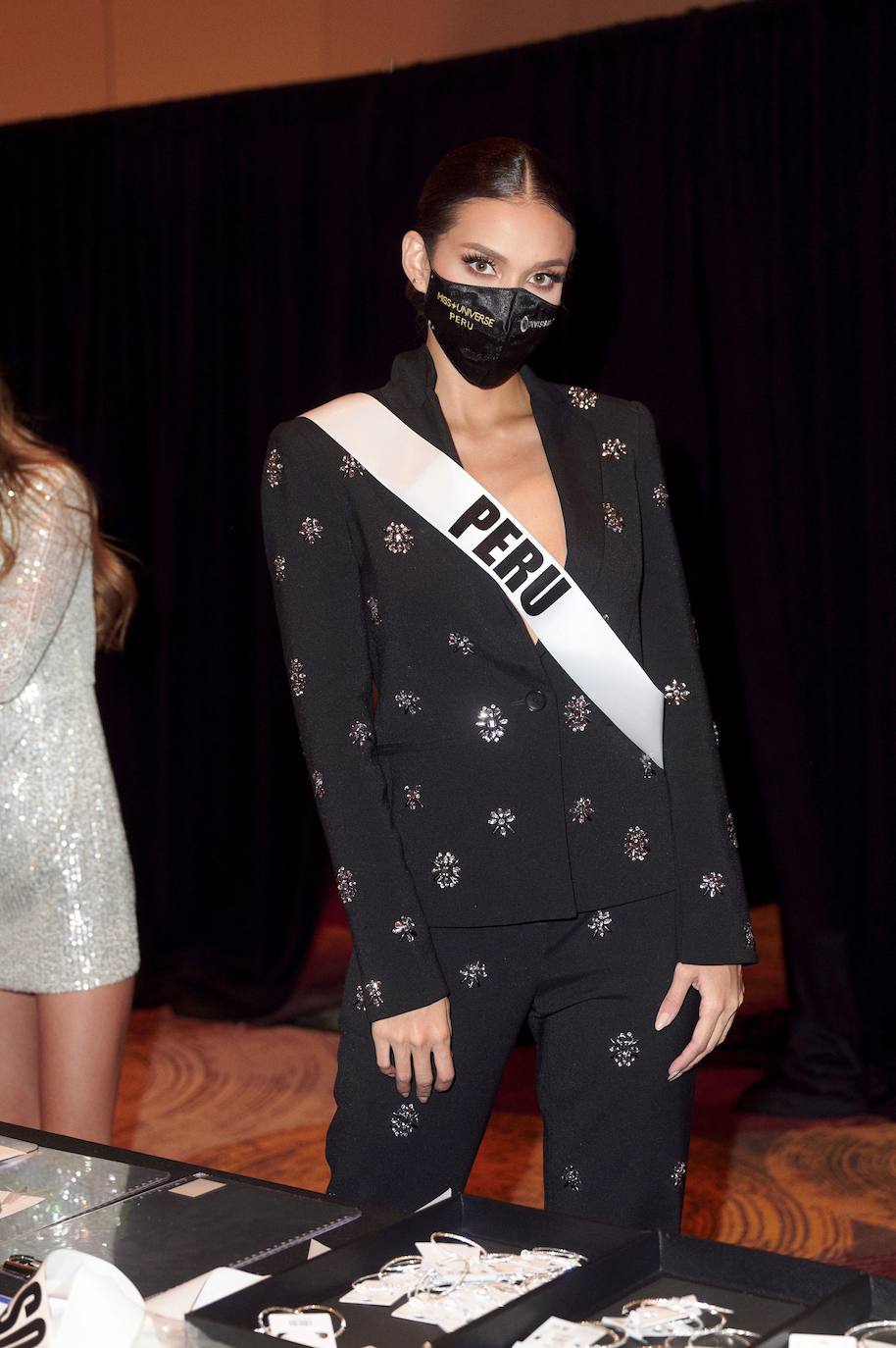 La 69 edición del certamen Miss Universo, celebrado esta madrugada en Miami, ha estado llena de vestidos espectaculares y momentos para la historia. La candidata española era la leonesa Andrea Martínez, que se presentó porque consideraba el concurso una potente herramienta para dar voz a causas sociales. Y estaba en lo cierto. En esta gala hemos podido ver guiños reivindicativos, como el que realizó la candidata de Myanmar, que portó un letrero en el que se podía leer «Pray for Myanmar». Finalmente, la ganadora de Miss Universo 2021 ha sido la representante de México, Andrea Meza. 