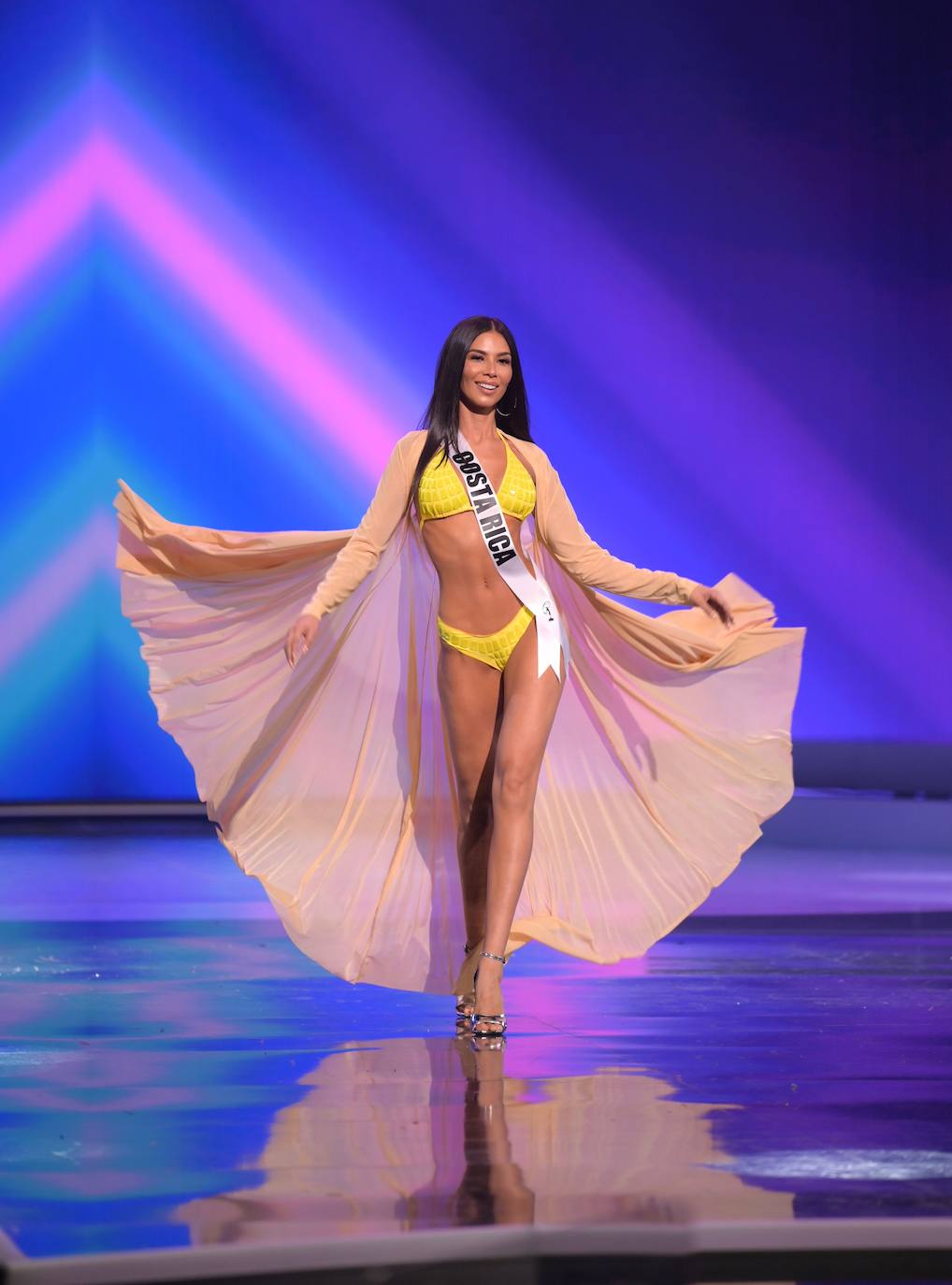 La 69 edición del certamen Miss Universo, celebrado esta madrugada en Miami, ha estado llena de vestidos espectaculares y momentos para la historia. La candidata española era la leonesa Andrea Martínez, que se presentó porque consideraba el concurso una potente herramienta para dar voz a causas sociales. Y estaba en lo cierto. En esta gala hemos podido ver guiños reivindicativos, como el que realizó la candidata de Myanmar, que portó un letrero en el que se podía leer «Pray for Myanmar». Finalmente, la ganadora de Miss Universo 2021 ha sido la representante de México, Andrea Meza. 